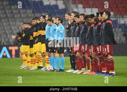 Munich, Allemagne.08th décembre 2021.Football: Ligue des Champions, Bayern Munich - FC Barcelone, Groupe Stage, Groupe E, Matchday 6, Allianz Arena.Les équipes sont sur le terrain avant le lancement.Credit: Sven Hoppe/dpa/Alay Live News Banque D'Images