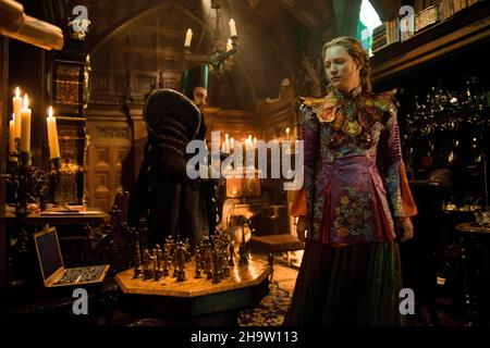 DATE DE SORTIE: 27 mai 2016.TITLE: Alice Through the look Glass.STUDIO: Disney.DIRECTOR: James Bobin.PLOT: Alice retourne dans le monde fantaisiste de Wonderland et voyage dans le temps pour sauver le Mad Hatter.PICTURED: Mia Wasikowska, Johnny Depp, Helena Bonham carter, Anne Hathaway.(Image de crédit : © Disney/Entertainment Pictures) Banque D'Images