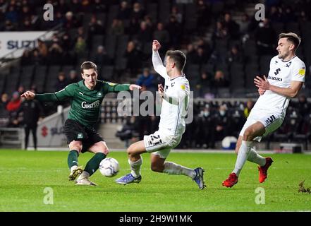 Le Conor Grant de Plymouth Argyle marque l'objectif d'égalisation pour obtenir un score de 1-1 lors du match de la Sky Bet League One au stade MK, Milton Keynes.Date de la photo: Mercredi 8 décembre 2021. Banque D'Images