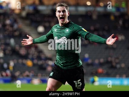 Le Conor Grant de Plymouth Argyle célèbre le but d'égalisation pour obtenir un score de 1-1 lors du match de la Sky Bet League One au stade MK, Milton Keynes.Date de la photo: Mercredi 8 décembre 2021. Banque D'Images