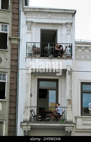 '25.06.2021, Allemagne, Brême, Brême - deux jeunes femmes sur leur balcon profitant de l'été.00A210625D003CAROEX.JPG [AUTORISATION DU MODÈLE : NON, PROPRIÉTÉ R Banque D'Images