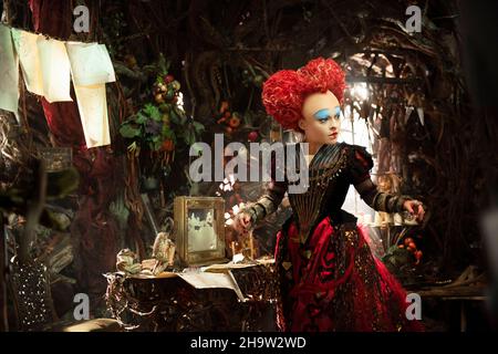 DATE DE SORTIE: 27 mai 2016.TITLE: Alice Through the look Glass.STUDIO: Disney.DIRECTOR: James Bobin.PLOT: Alice retourne dans le monde fantaisiste de Wonderland et voyage dans le temps pour sauver le Mad Hatter.PICTURED: Mia Wasikowska, Johnny Depp, Helena Bonham carter, Anne Hathaway.(Image de crédit : © Disney/Entertainment Pictures) Banque D'Images