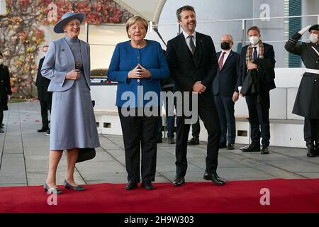 '10.11.2021, Allemagne, Berlin, Berlin - la chancelière Angela Merkel accueille la Reine Margarethe II danoise et le prince héritier Frederik avec al Banque D'Images
