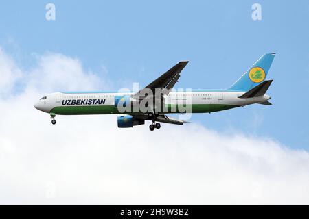 '25.04.2021, Allemagne, Basse-Saxe, Hanovre - Boeing 767 d'Uzbekistan Airways.00S210425D621CAROEX.JPG [AUTORISATION DU MODÈLE : NON, AUTORISATION DU PROPRIÉTAIRE : NON (C) Banque D'Images