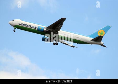 '25.04.2021, Allemagne, Basse-Saxe, Hanovre - Boeing 767 d'Uzbekistan Airways.00S210425D619CAROEX.JPG [AUTORISATION DU MODÈLE : NON, AUTORISATION DU PROPRIÉTAIRE : NON (C) Banque D'Images