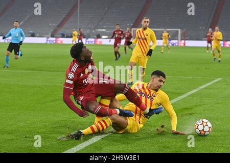 Munich, Allemagne.08th décembre 2021.Ronald ARAUJO (FC Barcelone), action, duels contre Alphonso DAVIES (FC Bayern Munich) - Groupe de la Ligue des Champions de football E/FC Bayern Munich - FC Barcelone le 8th décembre 2021, ALLIANZAREN A. Credit: dpa/Alay Live News Banque D'Images