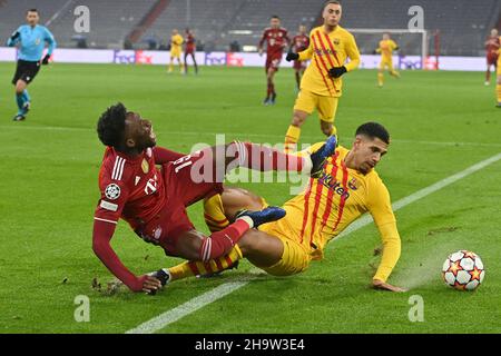 Munich, Allemagne.08th décembre 2021.Ronald ARAUJO (FC Barcelone), action, duels contre Alphonso DAVIES (FC Bayern Munich) - Groupe de la Ligue des Champions de football E/FC Bayern Munich - FC Barcelone le 8th décembre 2021, ALLIANZAREN A. Credit: dpa/Alay Live News Banque D'Images