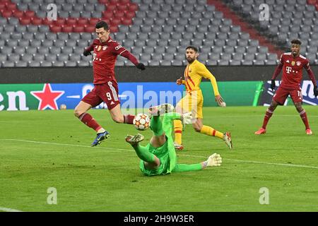 goalchanc3 Robert LEWANDOWSKI (FC Bayern Munich), Marc Andre Ter STEGEN, goalwart (FC Barcelone) plonge au-delà de la scène de balle, d'action, de zone de pénalité.Football Champions League Group E/FC Bayern Munich - FC Barcelone le 8th décembre 2021, ALLIANZAREN A. Banque D'Images