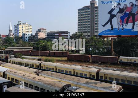 '19.01.2014, Myanmar, , Yangon - wagons de chemin de fer garés sur la voie d'évitement à la gare centrale de Yangon avec des bâtiments en arrière-plan.0SL140119D0 Banque D'Images