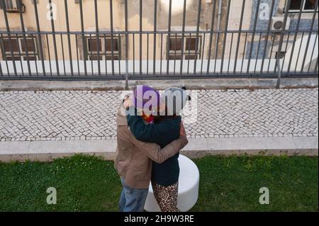 '11.06.2018, Portugal, , Lisbonne - Une paire d'amoureux embrassent et baiser dans la rue ouverte.0SL180611D045CAROEX.JPG [AUTORISATION DU MODÈLE : NON, AUTORISATION DU PROPRIÉTAIRE : Banque D'Images