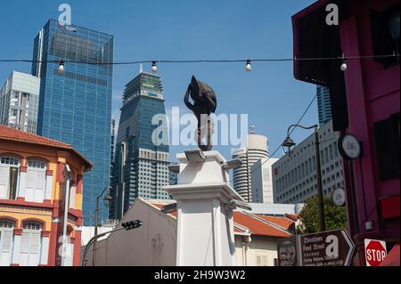 '25.05.2021, Singapour, , Singapour - Statue à l'entrée de Chinatown Walking Street, Food Street à l'angle de Smith Street et South Bridge R. Banque D'Images