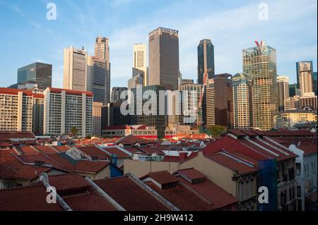 '23.09.2021, Singapour, , Singapour - vue de la ville sur les toits des magasins historiques de Chinatown aux gratte-ciel modernes dans le centre d'affaires Banque D'Images