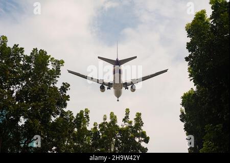 '04.11.2021, Singapour, , Singapour - Un Boeing 777-200 de Thai Airways avec enregistrement HS-TJV sur approche de Changi International ai Banque D'Images