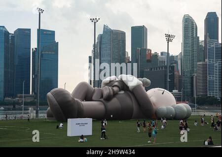 '16.11.2021, Singapour, , Singapour - les visiteurs se rendent devant le Companion géant de la pièce d'art pop dans le cadre du Kaws Holiday Tour, qui est exposé Banque D'Images
