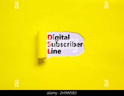 Symbole de ligne d'abonné numérique DSL.Concept Words DSL digital Subscriber Line sur livre blanc.Magnifique arrière-plan jaune, espace de copie.Business et DS Banque D'Images