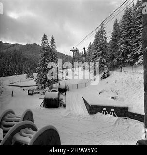 Zakopane, 1969-12-03.Przed zimowym sezonem narciarskim 1969/1970, przeprowadzono okresowy remont kolei linowej na Kasprowy Wierch.Dokonano wymiany liny noœnej na odcinku KuŸnice - Myœlenickie Turnie.NZ. Bêbny ze star¹ lin¹ noœn¹ na stacji pocz¹tkowej W zakopiañskich KuŸnicach. mta PAP/Tadeusz OlszewskiZakopane, 3 décembre 1969.Ligne de téléphérique rénovée avant la saison de ski 1969/1970.Le caténaire sur la route Kuznice - Myslenickie Turnie a été changé.Photo : l'ancien caténaire de la gare de Kuznice. mta PAP/Tadeusz Olszewski Banque D'Images