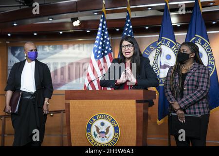 Washington, États-Unis.08th décembre 2021.Rashida Tlaib, D-MI, parle lors d'une conférence de presse appelant le représentant Lauren Boebert, R-CO, à quitter les fonctions de commission de la Chambre au Capitole des États-Unis à Washington, DC, le mercredi 8 décembre 2021.Le représentant Boebert a fait des déclarations incendiaires concernant le représentant Ilhan Omar, D-MN.Photo de Sarah Silbiger/UPI crédit: UPI/Alay Live News Banque D'Images