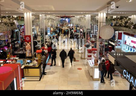 Rez-de-chaussée du grand magasin phare de Macy pendant la période des fêtes, New York City, USA 2021 Banque D'Images