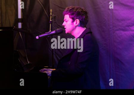 08/12//2021.Londres, Royaume-Uni.Pour soutenir la saison hivernale dut's Do London et la campagne de financement du sommeil agreé de la jeunesse du maire de Londres, SADIQ KHAN, le chanteur et compositeur JAMIE CULLMAN, donne un spectacle de Noël exclusif avec des titres du dernier album de Noël de Jamie, The Piano Man at Christmas.La performance de Jamie sera soutenue par des membres du Choeur communautaire de la Station électrique de Battersea.Photo de Ray Tang. Banque D'Images