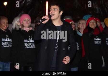 08/12//2021.Londres, Royaume-Uni.Pour soutenir la saison hivernale dut's Do London et la campagne de financement du sommeil agreé de la jeunesse du maire de Londres, SADIQ KHAN, le chanteur et compositeur JAMIE CULLMAN, donne un spectacle de Noël exclusif avec des titres du dernier album de Noël de Jamie, The Piano Man at Christmas.La performance de Jamie sera soutenue par des membres du Choeur communautaire de la Station électrique de Battersea.Photo de Ray Tang. Banque D'Images