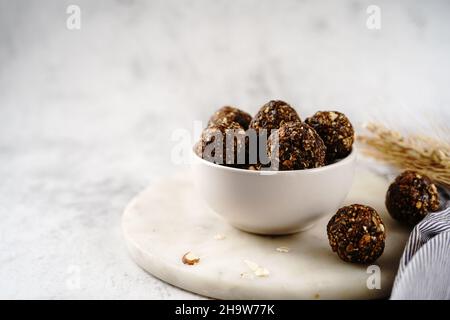 Pas de boules de protéines d'énergie brute de cuisson avec des noix d'avoine et des dates, foyer sélectif Banque D'Images