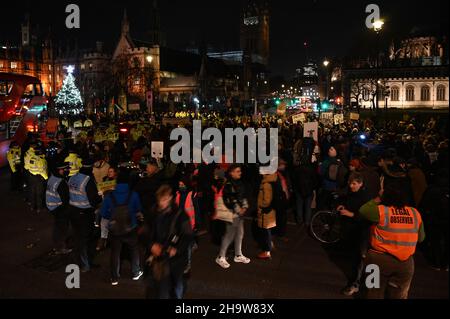 Londres, Royaume-Uni.2012-12-08 Londres, Royaume-Uni.Manifestations pour ajouter de la pression aux Lords 3rd lecture et vote sur le #PCSCBill, #KillTheBill avait blocus le Parlement à Victoria Tower Gardens, Londres.Crédit : Picture Capital/Alamy Live News Banque D'Images