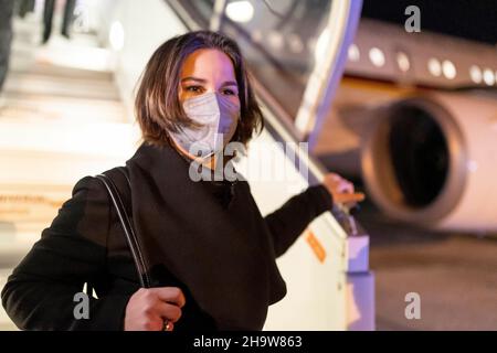 Paris, Frankreich.08th décembre 2021.Annalena Baerbock, ministre fédérale des Affaires étrangères, commence son premier voyage à l'étranger à Paris, Bruxelles et Varsovie.Ici à l'arrivée à l'aéroport de Paris.8th décembre 2021 Copyright: Thomas IMO/photothek.net crédit: dpa/Alay Live News Banque D'Images