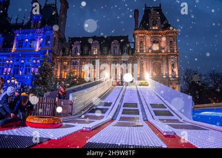 Les enfants descendent sur la pente du marché de Noël à Paris, en France. Banque D'Images