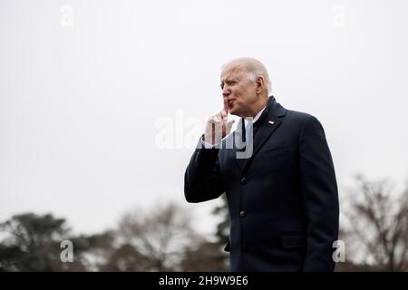 Washington, États-Unis.8th décembre 2021.Le président américain Joe Biden quitte la Maison Blanche à Washington, DC, aux États-Unis, le 8 décembre 2021.Biden a signé mercredi un décret qui exige que le gouvernement fédéral atteigne un objectif de zéro émission de carbone nette d'ici 2050.Credit: Ting Shen/Xinhua/Alay Live News Banque D'Images