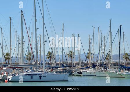 Yachts et bateaux amarrés à Puerto de Burriana, Castellon, Espagne, Europe Banque D'Images