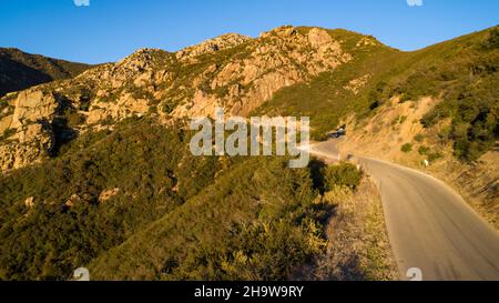 Gibraltar Road au coucher du soleil au-dessus de Montecito, Californie Banque D'Images