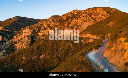 Gibraltar Road au coucher du soleil au-dessus de Montecito, Californie Banque D'Images