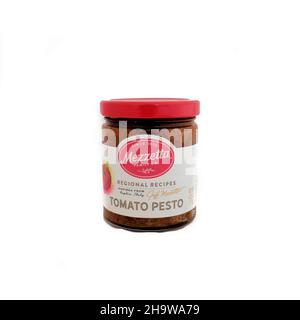 Un pot isolé de pesto de tomate séchée au soleil de marque Mezzetta sur fond blanc; un produit de la Mezzetta Family Company de Napa Valley, Californie. Banque D'Images