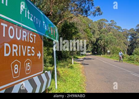 Cycliste près des chutes Fitzroy dans les Highlands du sud de la Nouvelle-Galles du Sud Banque D'Images