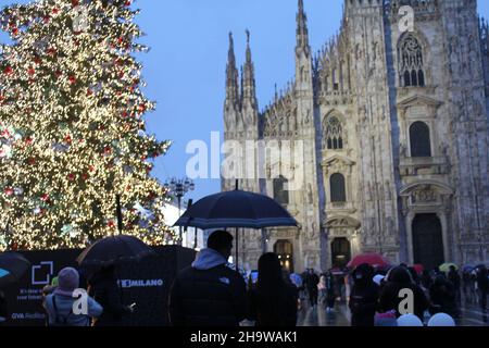 Milao, IT.8th décembre 2021.(INT) mouvement de personnes dans un climat froid à Milan.8 décembre 2021, Milan, Italie : mouvement des personnes à Milan, dans la région Lombardie, en vacances publiques dans la ville.Une vague de froid a atteint la région de Lombardie, avec des chutes de neige depuis le matin.Les prévisions ont estimé entre 2 et 10 centimètres de neige.(Credit image: © Josi Donelli/TheNEWS2 via ZUMA Press Wire) Banque D'Images