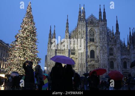 Milao, IT.8th décembre 2021.(INT) mouvement de personnes dans un climat froid à Milan.8 décembre 2021, Milan, Italie : mouvement des personnes à Milan, dans la région Lombardie, en vacances publiques dans la ville.Une vague de froid a atteint la région de Lombardie, avec des chutes de neige depuis le matin.Les prévisions ont estimé entre 2 et 10 centimètres de neige.(Credit image: © Josi Donelli/TheNEWS2 via ZUMA Press Wire) Banque D'Images