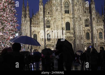 Milao, IT.8th décembre 2021.(INT) mouvement de personnes dans un climat froid à Milan.8 décembre 2021, Milan, Italie : mouvement des personnes à Milan, dans la région Lombardie, en vacances publiques dans la ville.Une vague de froid a atteint la région de Lombardie, avec des chutes de neige depuis le matin.Les prévisions ont estimé entre 2 et 10 centimètres de neige.(Credit image: © Josi Donelli/TheNEWS2 via ZUMA Press Wire) Banque D'Images