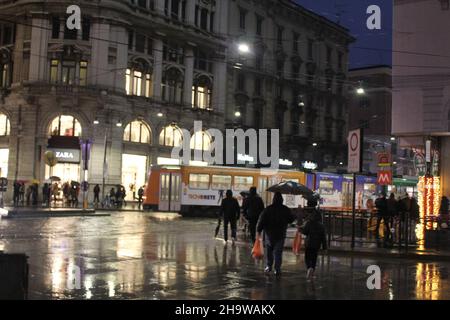 Milao, IT.8th décembre 2021.(INT) mouvement de personnes dans un climat froid à Milan.8 décembre 2021, Milan, Italie : mouvement des personnes à Milan, dans la région Lombardie, en vacances publiques dans la ville.Une vague de froid a atteint la région de Lombardie, avec des chutes de neige depuis le matin.Les prévisions ont estimé entre 2 et 10 centimètres de neige.(Credit image: © Josi Donelli/TheNEWS2 via ZUMA Press Wire) Banque D'Images