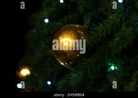Décoration de Noël dorée brillante sur un sapin de Noël Banque D'Images