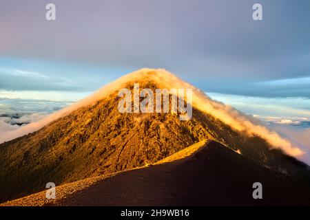 Soleil et nuages en fin d'après-midi sur le trek d'Acatenango, Guatemala Banque D'Images