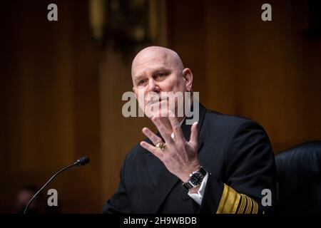 Washington, Vereinigte Staaten.08th décembre 2021.L'amiral Christopher W. Grady, USN, comparaît devant une audience de nomination du Comité sénatorial des services armés pour son renouvellement de mandat au grade d'amiral et pour être vice-président des chefs d'état-major interarmées, dans l'édifice Dirksen du Bureau du Sénat à Washington, DC, le mercredi 8 décembre 2021.Credit: Rod Lamkey/CNP/dpa/Alay Live News Banque D'Images