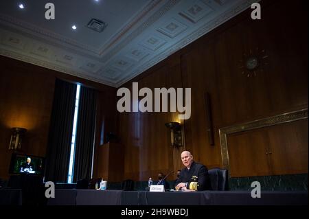 Washington, Vereinigte Staaten.08th décembre 2021.L'amiral Christopher W. Grady, USN, comparaît devant une audience de nomination du Comité sénatorial des services armés pour son renouvellement de mandat au grade d'amiral et pour être vice-président des chefs d'état-major interarmées, dans l'édifice Dirksen du Bureau du Sénat à Washington, DC, le mercredi 8 décembre 2021.Credit: Rod Lamkey/CNP/dpa/Alay Live News Banque D'Images