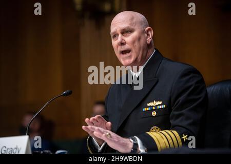 Washington, Vereinigte Staaten.08th décembre 2021.L'amiral Christopher W. Grady, USN, comparaît devant une audience de nomination du Comité sénatorial des services armés pour son renouvellement de mandat au grade d'amiral et pour être vice-président des chefs d'état-major interarmées, dans l'édifice Dirksen du Bureau du Sénat à Washington, DC, le mercredi 8 décembre 2021.Credit: Rod Lamkey/CNP/dpa/Alay Live News Banque D'Images