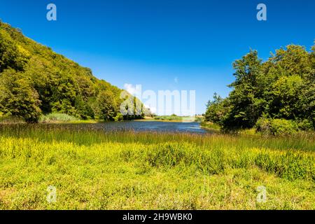 Vue sur le lac de Bivière par une belle journée d'été, parc national de Nebrodi, Sicile, Italie Banque D'Images