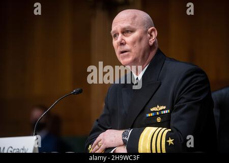 Washington, Vereinigte Staaten.08th décembre 2021.L'amiral Christopher W. Grady, USN, comparaît devant une audience de nomination du Comité sénatorial des services armés pour son renouvellement de mandat au grade d'amiral et pour être vice-président des chefs d'état-major interarmées, dans l'édifice Dirksen du Bureau du Sénat à Washington, DC, le mercredi 8 décembre 2021.Credit: Rod Lamkey/CNP/dpa/Alay Live News Banque D'Images