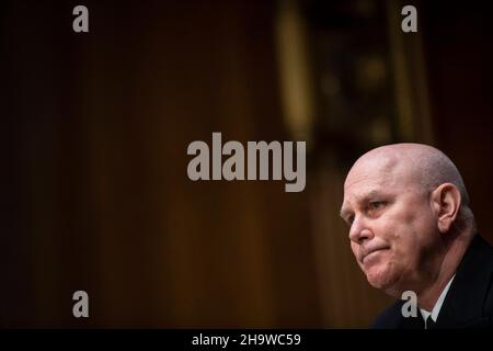 Washington, Vereinigte Staaten.08th décembre 2021.L'amiral Christopher W. Grady, USN, comparaît devant une audience de nomination du Comité sénatorial des services armés pour son renouvellement de mandat au grade d'amiral et pour être vice-président des chefs d'état-major interarmées, dans l'édifice Dirksen du Bureau du Sénat à Washington, DC, le mercredi 8 décembre 2021.Credit: Rod Lamkey/CNP/dpa/Alay Live News Banque D'Images