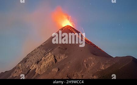 Majestueux volcan Fuego en éruption, vue d'Acatenango, Antigua, Guatemala Banque D'Images