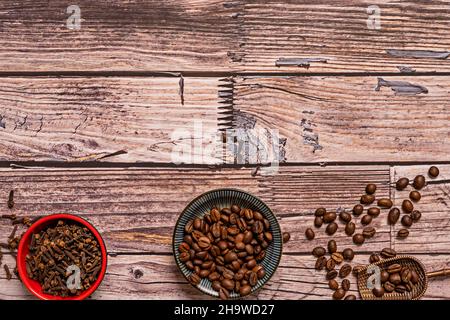 Vue de dessus avec des grains de café, une cuillère et des clous de girofle sur une ancienne table en bois Banque D'Images