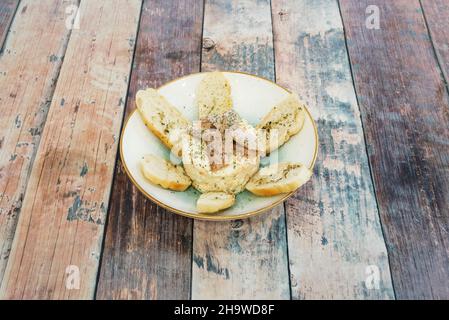 Servir de la salade russe avec de la mayonnaise, de la pomme de terre bouillie et du thon en conserve et des tranches de pain avec des olives et des carottes pour servir de tapas dans un restaurant Banque D'Images