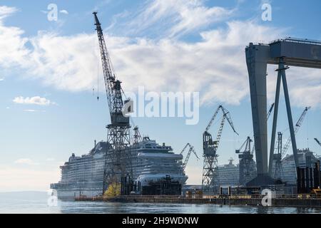 Monfalcone, Italie.Décembre 2021. Vue d'un grand navire de croisière en construction dans un chantier naval Banque D'Images